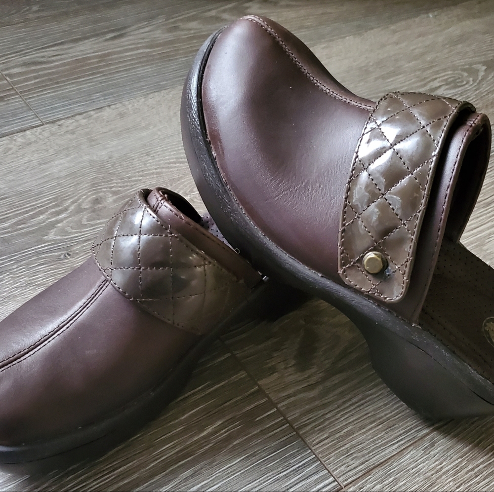 Crocs womens size 7 cobbler shoes brown leather quilted strap